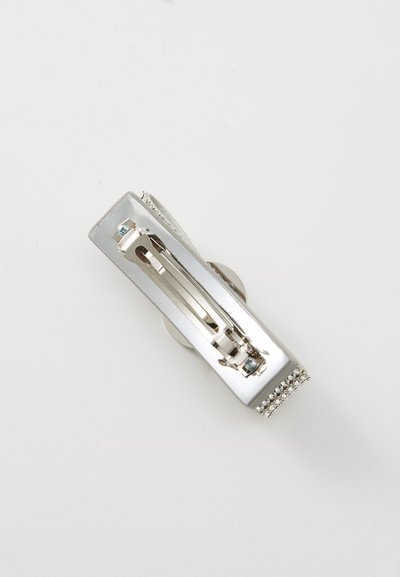 Silverscolorad hårklämma med rektangulär design, med en klar rhinestone-accent längs ena kanten och en funktionell metallklämma.