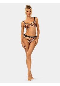 Zestaw bikini w pomarańczowo-czarny wzór zebry; stanik z drutem i regulowanymi ramiączkami, wysokie majtki, gładka tekstura.