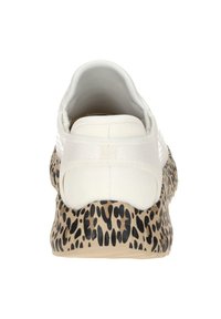 Biała tenisówka z teksturowaną siateczkową cholewką, z podeszwą w beżowo-czarny wzór w cętki. Zaokrąglony kształt pięty, minimalistyczne akcenty.