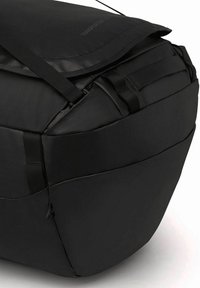Schwarze Sporttasche aus langlebigem Stoff, mit strukturierter Form, mehreren Tragegurten und einer glatten Oberfläche sowie minimalistischen Designelementen.