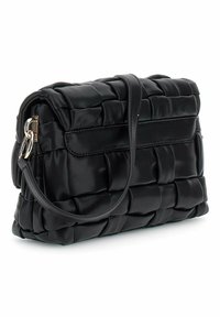 Borsa a spalla nera in pelle imbottita, con forma rettangolare, caratterizzata da una sottile tracolla e una superficie liscia. Chiusura con zip e accenti discreti.