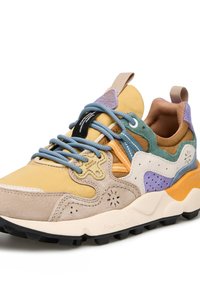 Barevná sneaker s horní částí v žluté a béžové barvě, vyrobená z suede a síťoviny, s modrými tkaničkami a kontrastními akcenty v oranžové, zelené a fialové barvě.