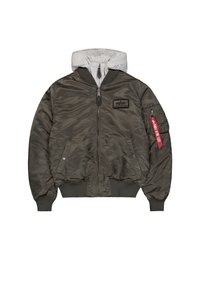Giubbotto bomber verde oliva con cappuccio grigio, chiusura con zip, polsini a costine e una tasca sul braccio con etichetta rossa e patch con logo.
