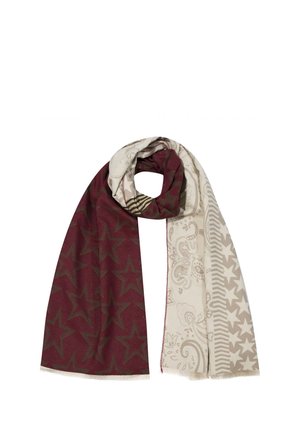 Ein weinroter und beiger Schal mit Stern- und Paisley-Mustern, locker zu einem Knoten gebunden vor weißem Hintergrund.