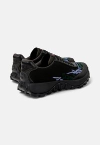 Sneaker nere con tomaia in maglia testurizzata, dotate di ricami multicolori e suola in gomma robusta e resistente per una buona aderenza.