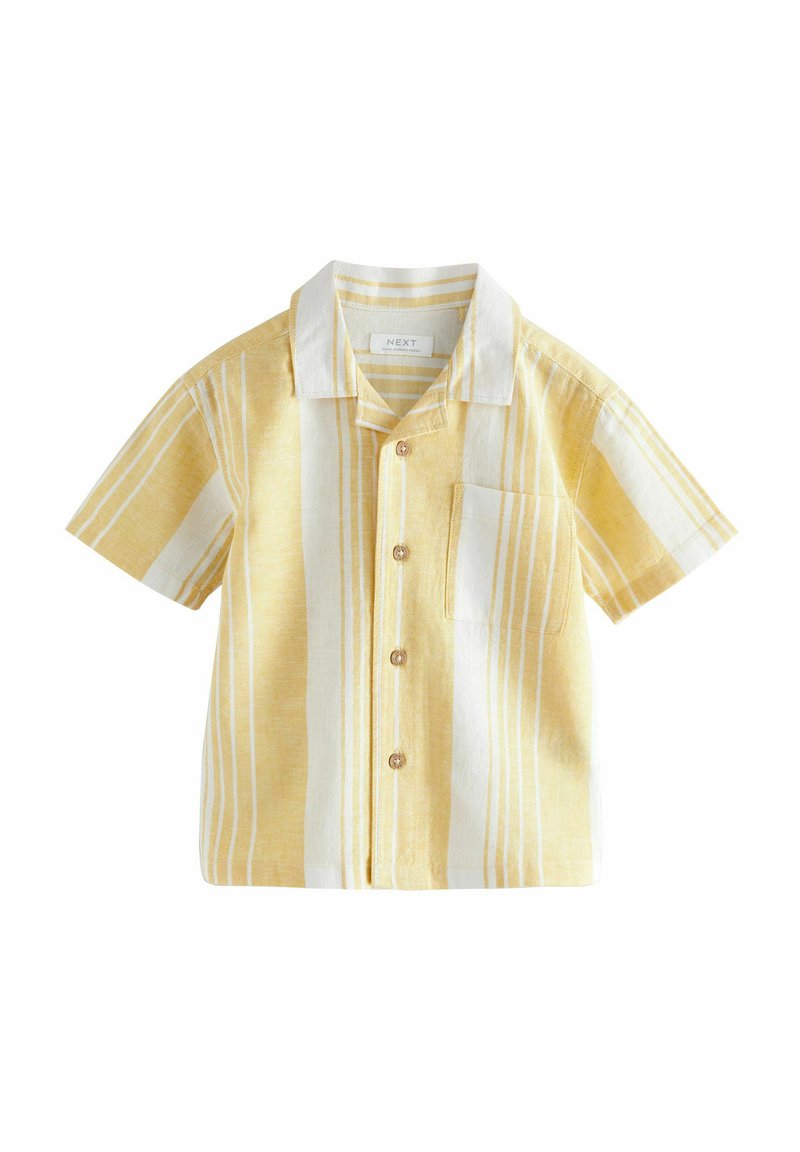Camisa de manga corta con cuello en amarillo y rayas verticales blancas, hecha de tela ligera. Incluye un bolsillo en el pecho y detalles de botones de madera.