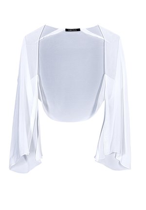 Kobieta w białej koronkowej sukience bez rękawów z głębokim dekoltem w kształcie litery V i przezroczystym białym szalem zarzuconym na ramiona.