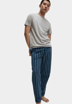 Graues Baumwoll-T-Shirt kombiniert mit blau-grün gestreiften Pyjamahosen, mit lockerer Passform und elastischem Bund.