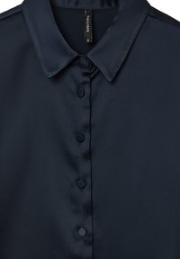 Blusa di satin blu navy scuro con colletto classico e bottoni rivestiti in tessuto sulla parte anteriore, taglia piccola.