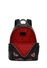 Sac à dos en cuir noir avec un intérieur rouge présentant un motif répétitif de couteaux et d'étoiles ; comprend une poignée supérieure et des bretelles réglables.