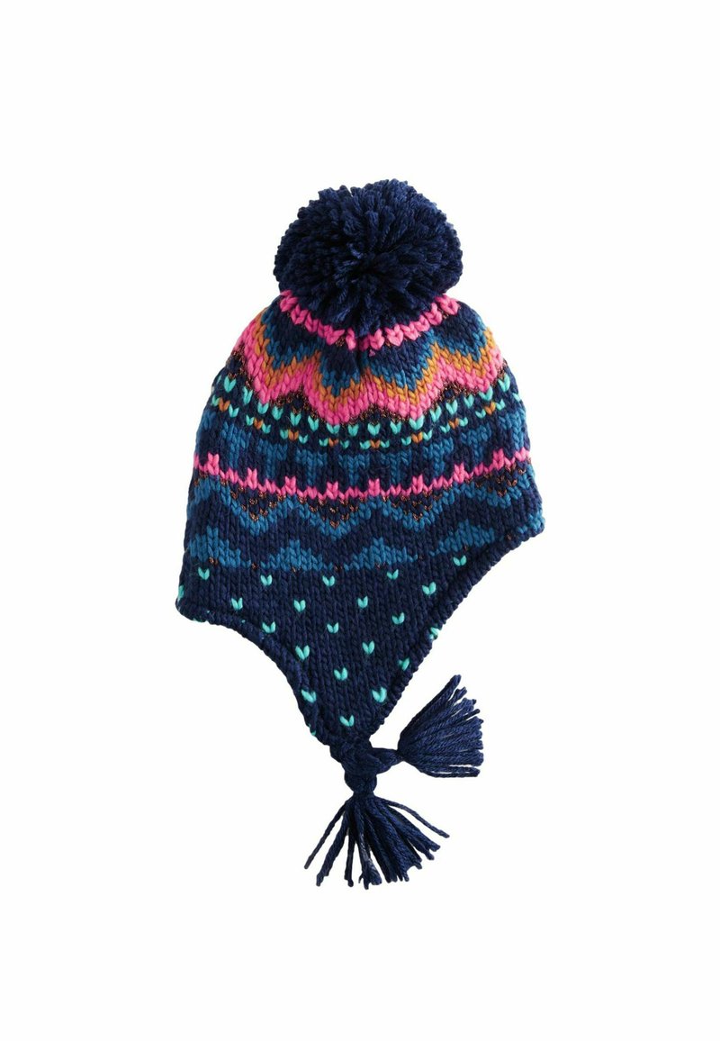 Mörkblå stickad mössa med flerfärgade zigzag- och hjärt-mönster. Har en stor pom-pom på toppen och tofsar vid hakan.