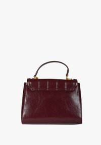Borsa a mano in pelle color bordeaux con forma strutturata, manico superiore e dettagli in metallo dorato. Presenta cuciture verticali sul battente.