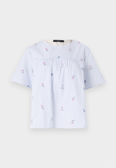 Blusa de manga corta a rayas azul y blanca con bordado floral, escote redondo y detalle fruncido en el frente. Material de algodón suave.