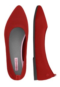 Rode gebreide ballerina's hebben een puntige neus en een flexibele zwarte rubberen zool, met een gestructureerde mesh bovenkant en een contrasterende zwarte binnenkant.