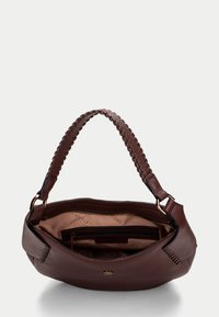 Bolso de mano de cuero marrón con un acabado texturizado, correa de hombro trenzada y un bolsillo interior con cremallera. Interior forrado con tela clara.