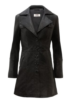 Lange zwarte leren jas met reverskraag, vijf knopen aan de voorkant, zijzakken en gestikte details.