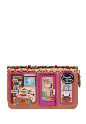 Portafoglio color cuoio decorato con applicazioni colorate a tema viaggio tra cui valigie, mappe, guide, binocoli e una macchina da scrivere con targhetta "Vendula Voyage".