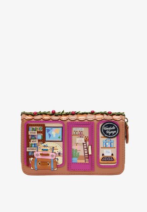 Portafoglio color cuoio decorato con applicazioni colorate a tema viaggio tra cui valigie, mappe, guide, binocoli e una macchina da scrivere con targhetta "Vendula Voyage".