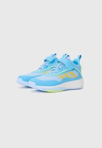 Chaussures de sport bleu clair avec une tige en maille, des accents jaunes et une semelle blanche. Les caractéristiques comprennent une sangle Velcro et un fond texturé.