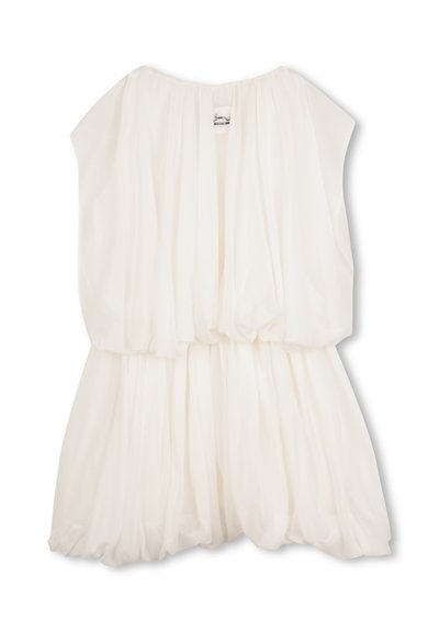 Robe courte blanche en tissu doux et fluide, coupe ample, cintrée à la taille, avec de larges manches et un col arrondi.