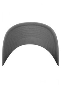 Halliterote koos, millel on kaarjas visor, sile tekstuur ja õmblustega detailid visor'i ääres. Kujundus esindab minimalistlikku profiili.