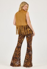 Wrangler WRANGLER X LAINEY WILSON FESTIVAL FRINGE VEST - Vest - bone brown