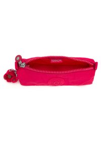 Etui na przybory Kipling w jaskrawym różu, wykonane z miękkiej tkaniny, z zamknięciem na zamek, naszywką z logo oraz futrzanym breloczkiem w kształcie małpki.
