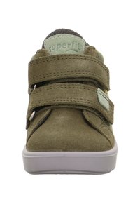 Grüne Wildleder-Sneaker für Kinder mit zwei verstellbaren Klettverschlüssen und einer strukturierten grauen Gummisohle. Mit einem Markenetikett auf der Zunge.