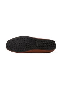 Suela de zapato de cuero marrón con una suela de goma negra texturizada que presenta patrones de agarre circulares y un logo en relieve.