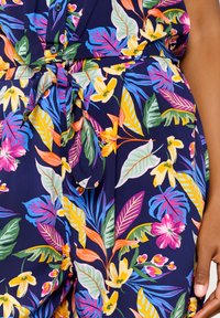 LolaLiza WITH TROPICAL PRINT - Shorts - navy basic