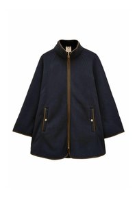 Námornícky modrý plášťový kabát s predným zipsom, dvoma bočnými vreckami so zapínaním na patentky a hnedým lemom pozdĺž okrajov a goliera.