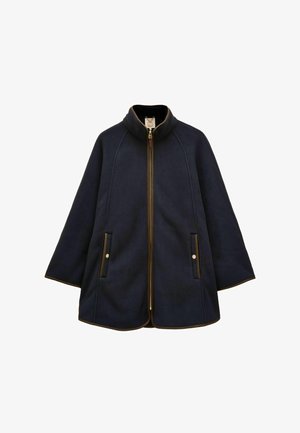 Marineblaue Umhangjacke mit Frontreißverschluss, zwei Seitentaschen mit Druckknöpfen und braunem Besatz entlang der Kanten und des Kragens.