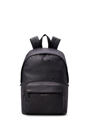 Zaino in tessuto nero con un motivo a logo in rilievo, due spallacci imbottiti e una tasca anteriore con zip. Design liscio e strutturato.