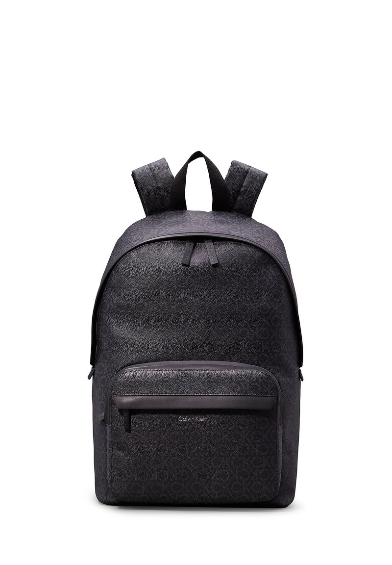 Zaino in tessuto nero con un motivo a logo in rilievo, due spallacci imbottiti e una tasca anteriore con zip. Design liscio e strutturato.