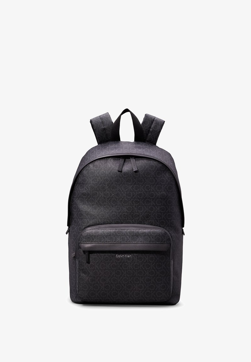 Zaino in tessuto nero con un motivo a logo in rilievo, due spallacci imbottiti e una tasca anteriore con zip. Design liscio e strutturato.