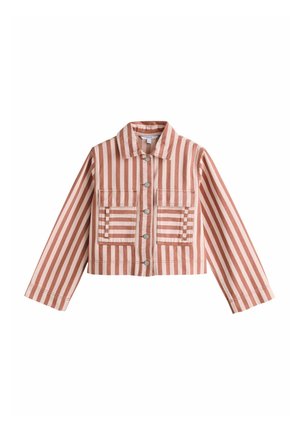 Kurzjacke mit pinken und weißen vertikalen Streifen, langen Ärmeln, durchgehender Knopfleiste und zwei aufgesetzten Klappentaschen mit horizontalen Streifen.