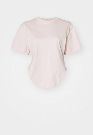 Lett rosa kortermet T-skjorte i myk bomull. Har avrundet nederkant, rund hals og avslappet passform med senkede skuldre. Minimalistisk design.