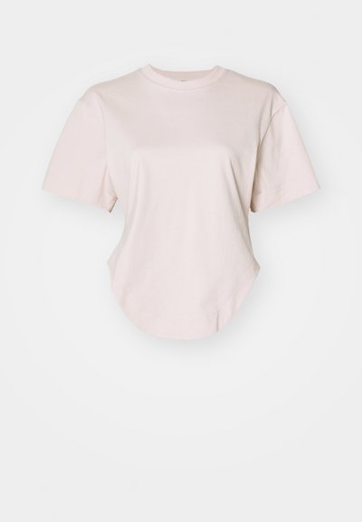 Lett rosa kortermet T-skjorte i myk bomull. Har avrundet nederkant, rund hals og avslappet passform med senkede skuldre. Minimalistisk design.