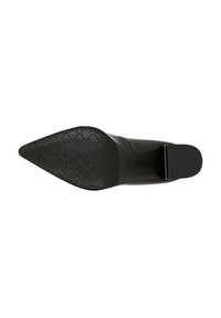 Scarpa nera con tacco alto caratterizzata da punta affilata, tomaia in pelle liscia, suola in gomma nera texturizzata e accentuazione metallica sul tacco.