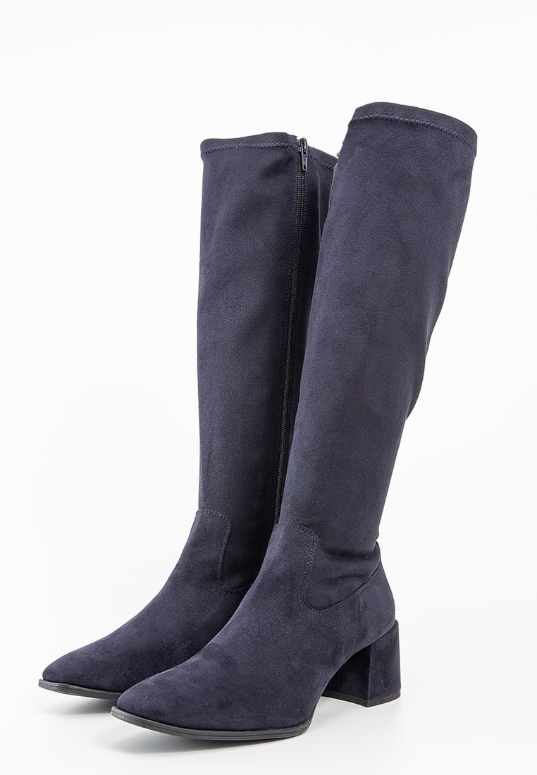 Knöchelhoche marineblaue Wildlederstiefel mit spitzer Zehe und Blockabsatz. Verfügt über einen seitlichen Reißverschluss und eine glatte Oberfläche. Einheitliche Farbe ohne sichtbare Muster.
