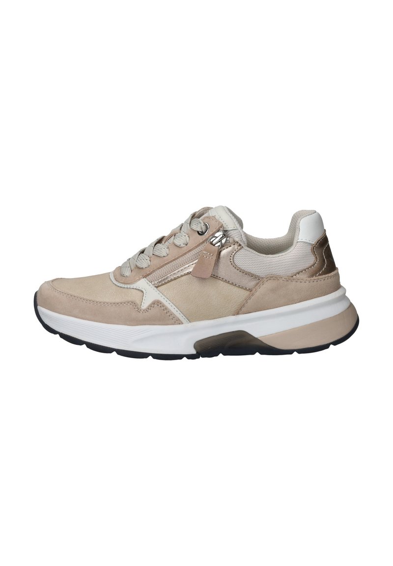 Beige Wildleder- und Mesh-Sneaker mit weißen und braunen Akzenten. Merkmale sind das Schnürdesign, der seitliche Reißverschluss und die strukturierte Gummisohle.