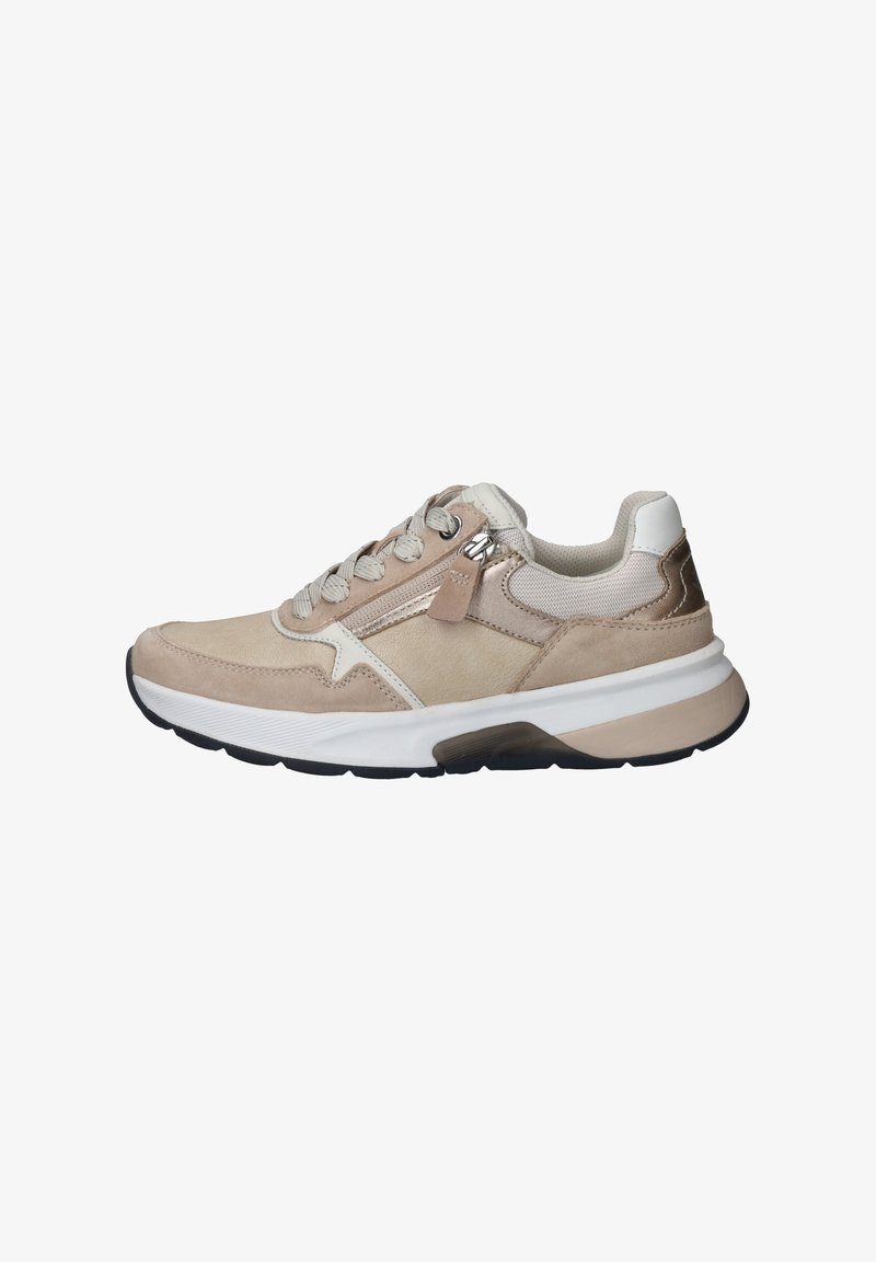 Beige Wildleder- und Mesh-Sneaker mit weißen und braunen Akzenten. Merkmale sind das Schnürdesign, der seitliche Reißverschluss und die strukturierte Gummisohle.
