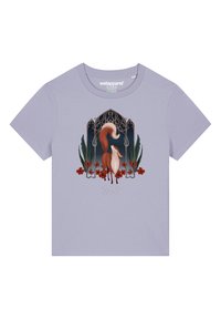 Kurzärmliges lila T-Shirt mit einem Fuchsdesign vor einem dunklen Hintergrund, verziert mit floralen Akzenten und kunstvollen Details.