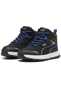 Fekete magas szárú sneakers kék kiegészítőkkel, textúrált anyaggal, gumitalpakkal és hangsúlyos fűzőkkel. Vízlepergető tervezés jellemzi.