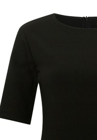Černé šaty s krátkým rukávem a kulatým výstřihem, hladká tkanina a diskrétní zip na zadní straně. Čisté linie a minimalistický design.