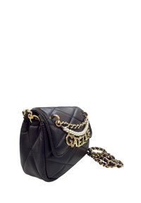 Borsa a tracolla nera in pelle piumata con accessori dorati, tracolla a catena, dettagli in perle e logo frontale. Design compatto e strutturato.