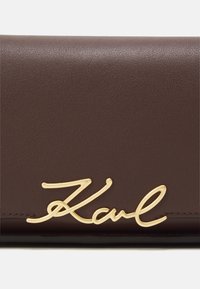 KARL LAGERFELD SIGNATURE - Sac à main - dark chocolate