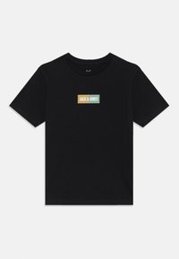 Čierne bavlnené tričko s okrúhlym výstrihom a krátkymi rukávmi, s obdĺžnikovým logom v oranžovej a tyrkysovej farbe, ktoré znie "JACK & JONES."