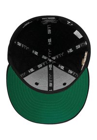 Cappellino 59Fifty nero con visiera piatta verde e fodera interna grigia, con fascia anti-sudore in tessuto nero e etichette interne con dettagli del logo.