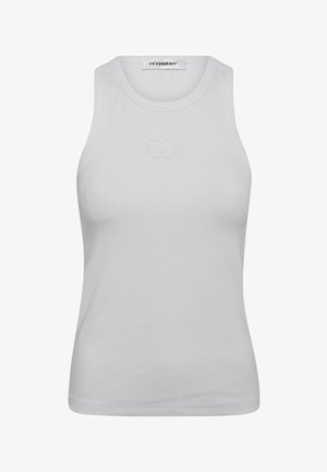 Weißes ärmelloses Tanktop aus geripptem Material, mit einem dezenten geprägten Logo in der Mitte und einem rundem Ausschnitt.